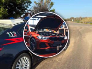 auto con accanto volante carabinieri