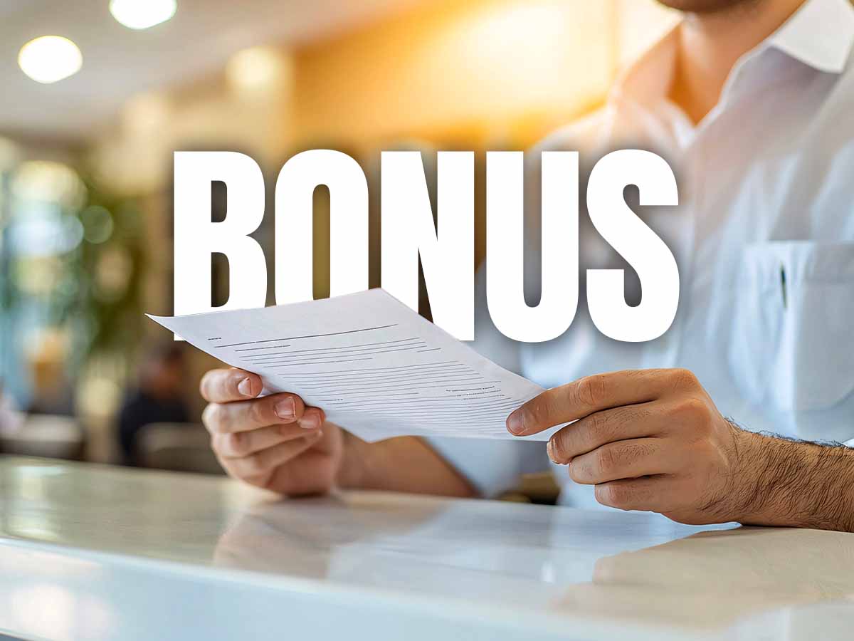 scritta bonus con una persona che regge un foglio di carta