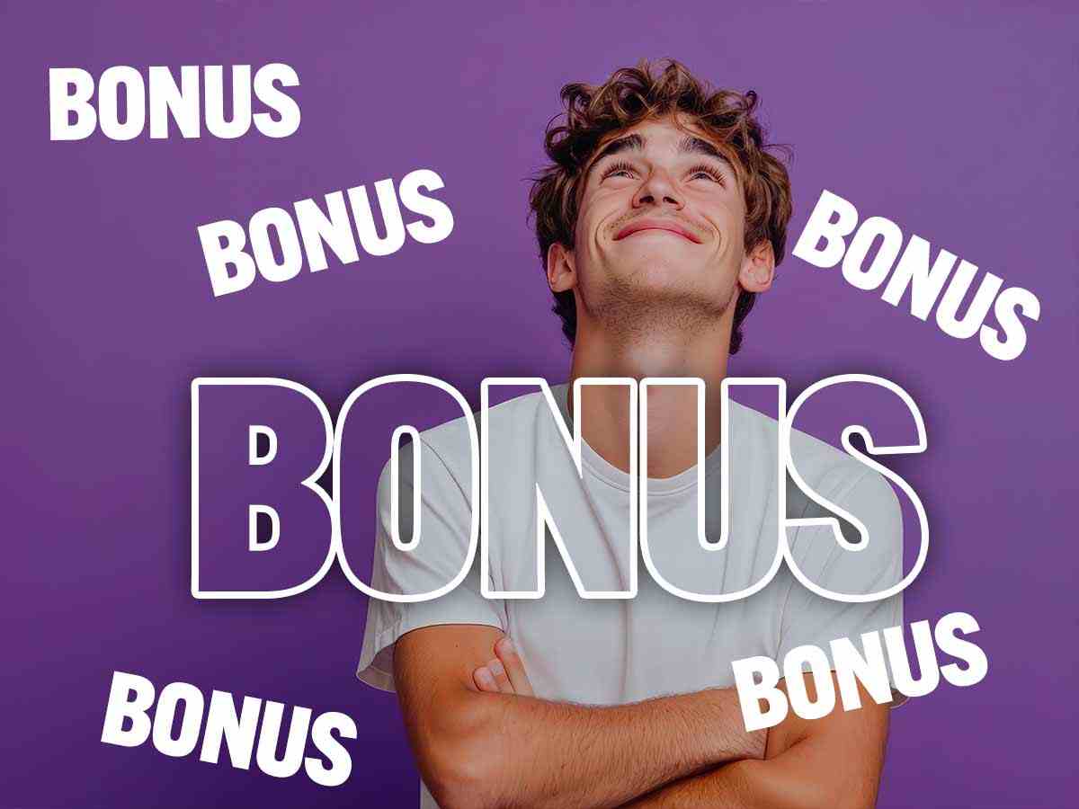 scritte bonus con vicino un ragazzo sorridente