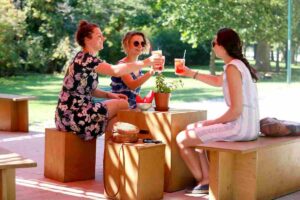 tre ragazze si dissetano all'ombra