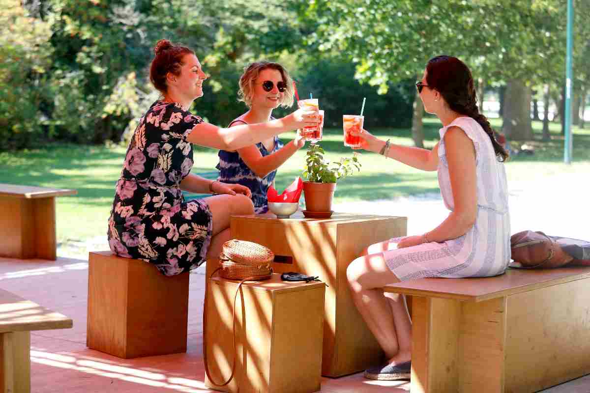 tre ragazze si dissetano all'ombra