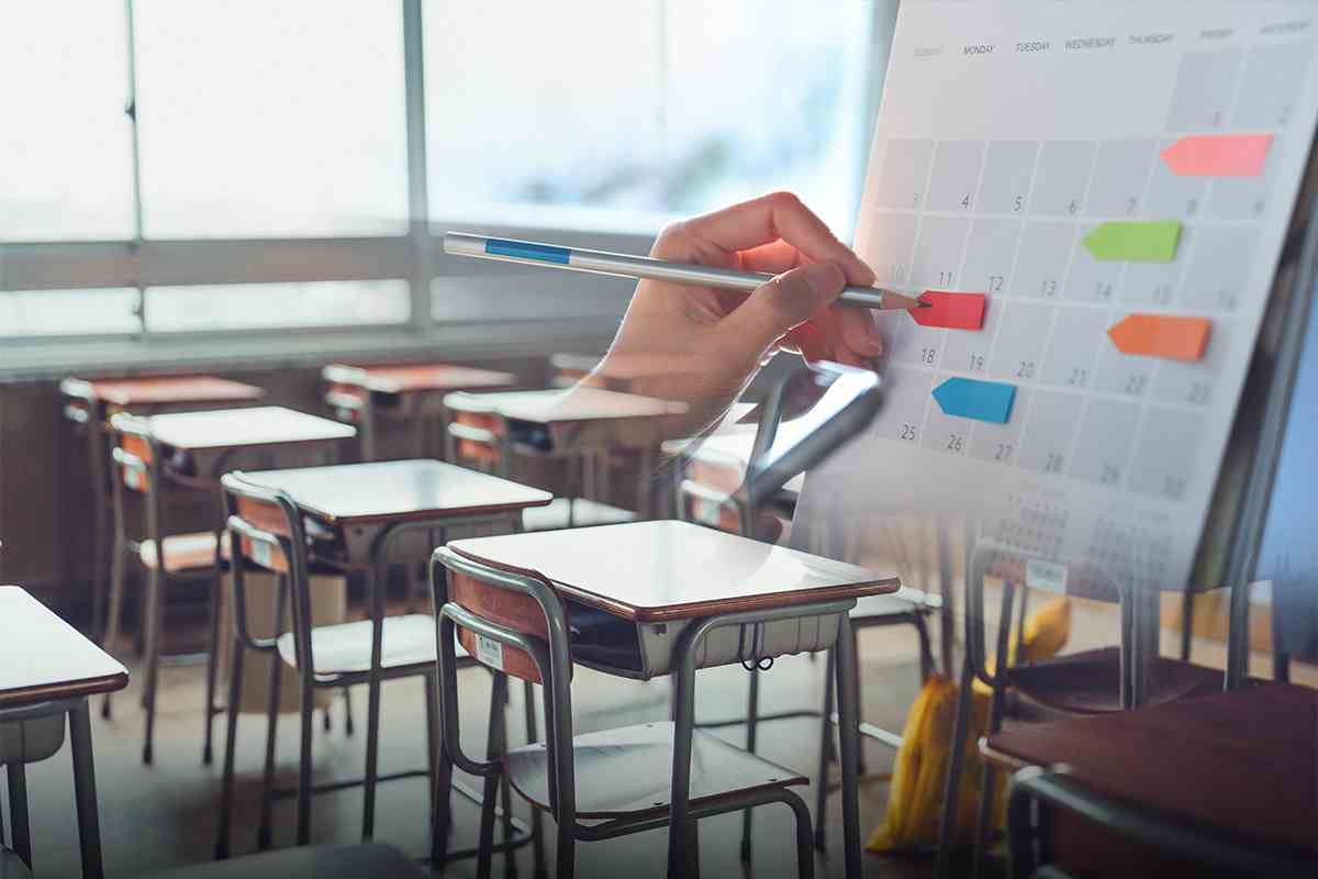 banchi di scuola con vicino un calendario