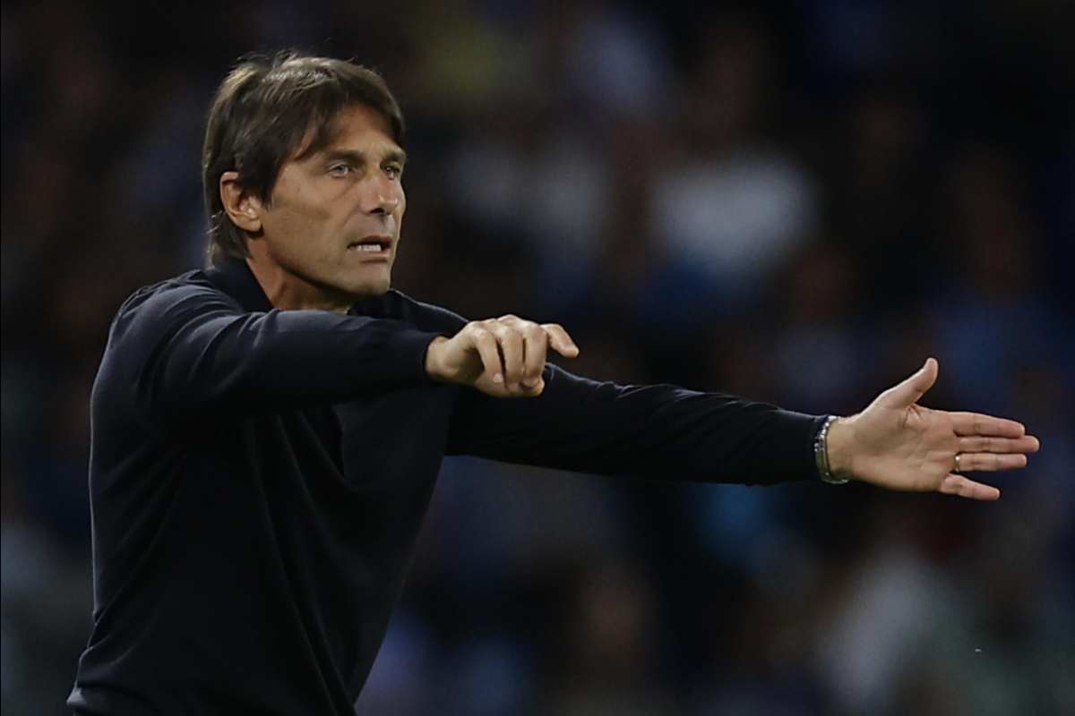 Antonio Conte dà indicazioni dalla panchina