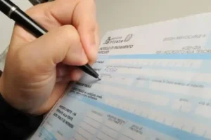 persona che firma documenti