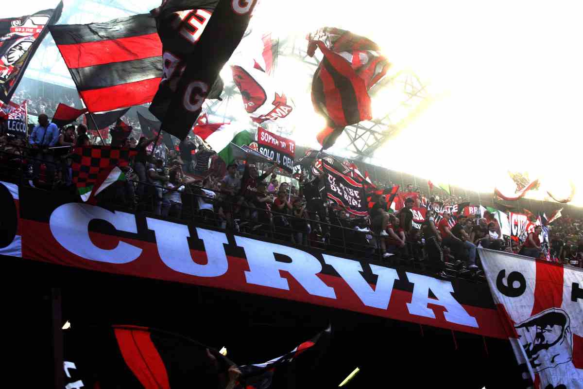 L’ex bomber commuove i tifosi del Milan, rossoneri in lacrime L’ex bomber commuove i tifosi del Milan, rossoneri in lacrime