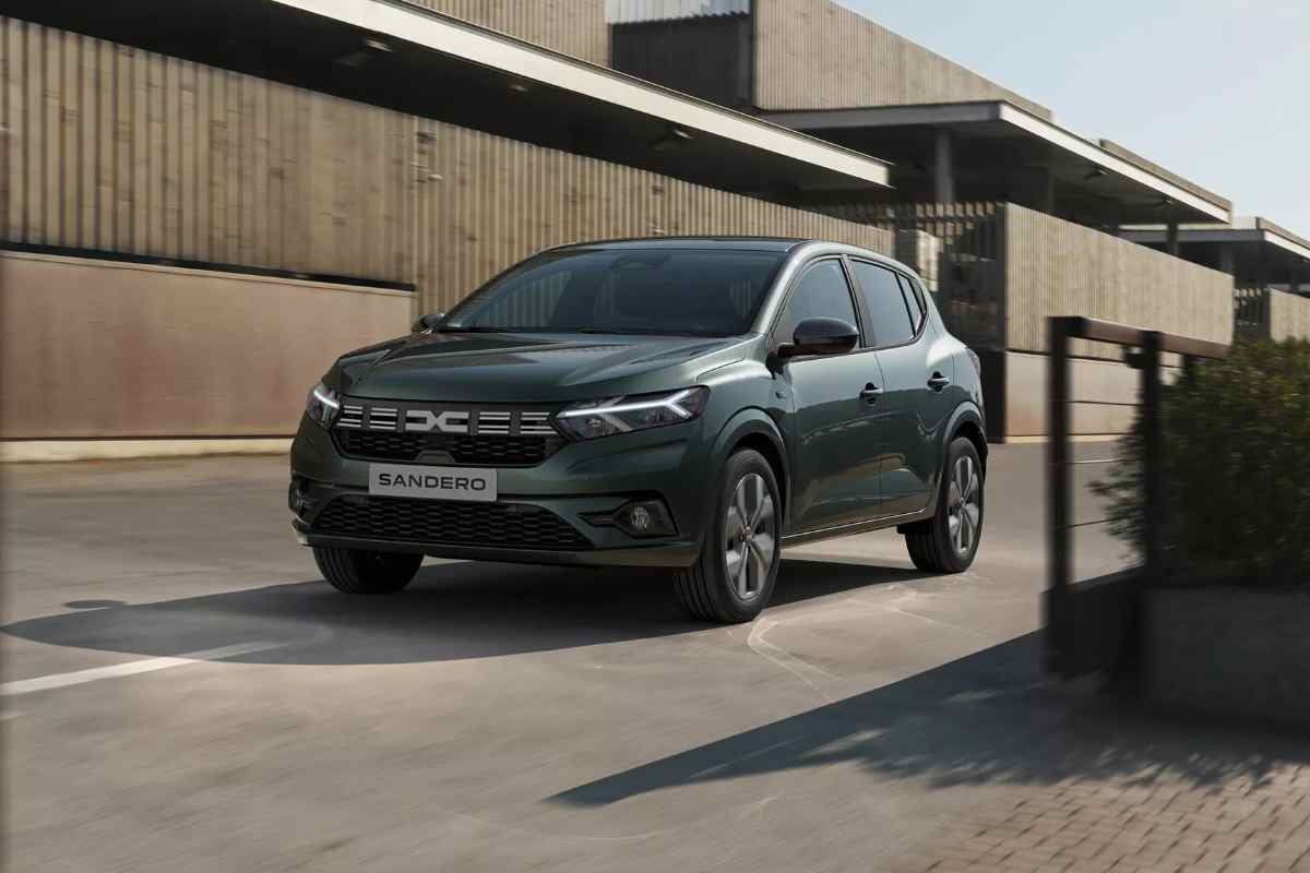 una Dacia Sandero parcheggiata