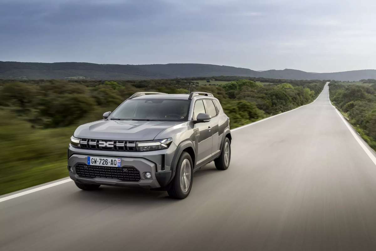 suv Dacia Duster in strada
