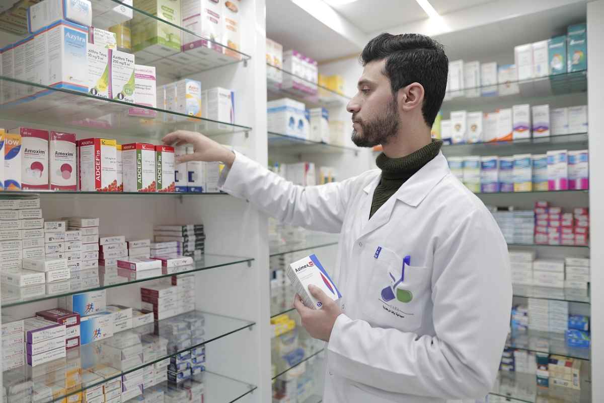 farmacista sistema i farmaci su uno scaffale