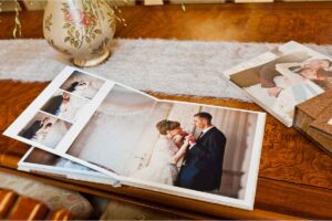 Primo piano di un fotolibro su di un tavolo di legno