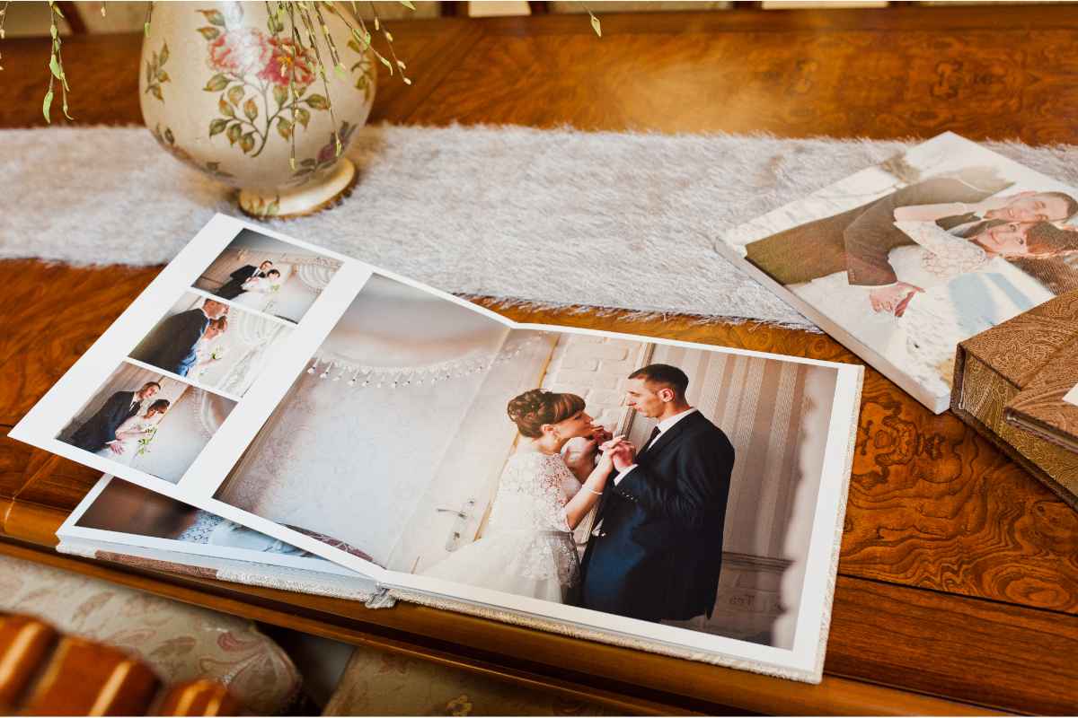 Primo piano di un fotolibro su di un tavolo di legno