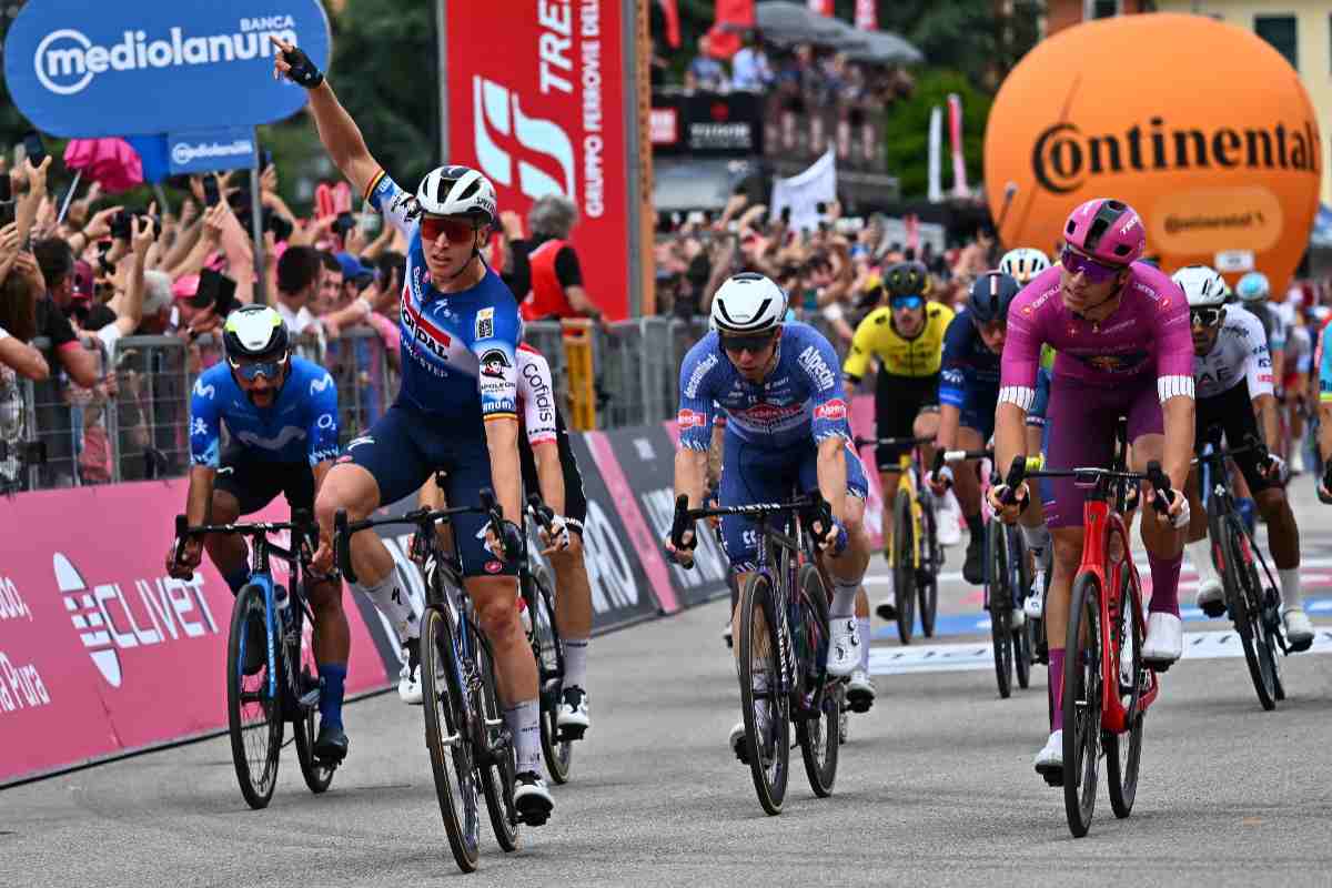 ciclisti impegnati in una tappa del Giro d'Italia