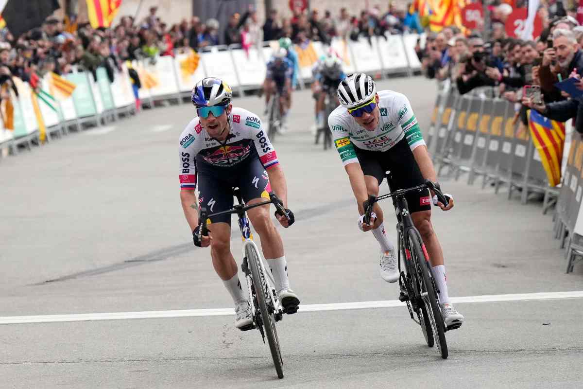 due ciclisti affiancati in corsa