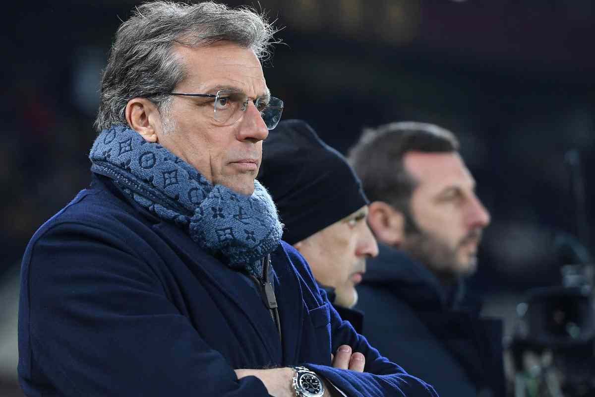 Cristiano Giuntoli in primo piano a braccia conserte