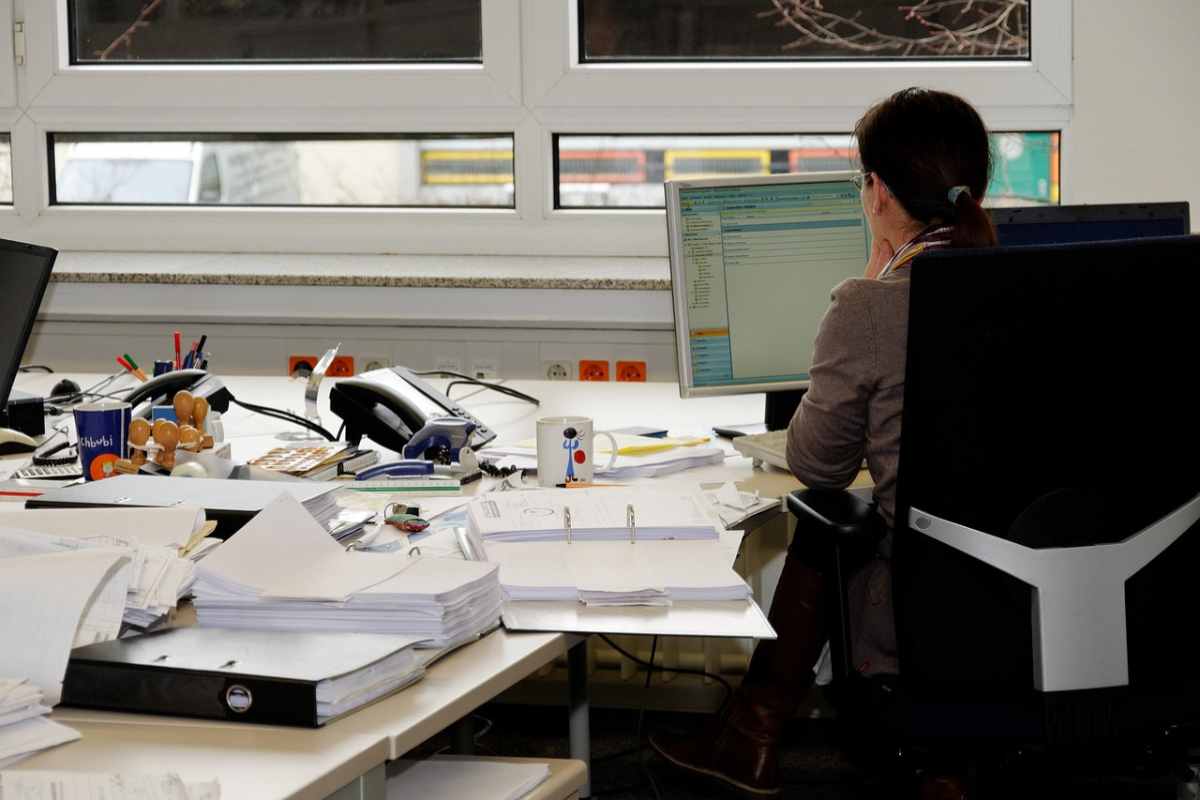 impiegata al lavoro