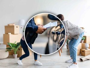 nel cerchio una persona che regge fogli in mano