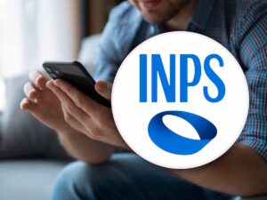 logo INPS con dietro una persona che utilizza lo smartphone