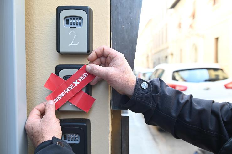 due strisce di nastro rosso su un citofono