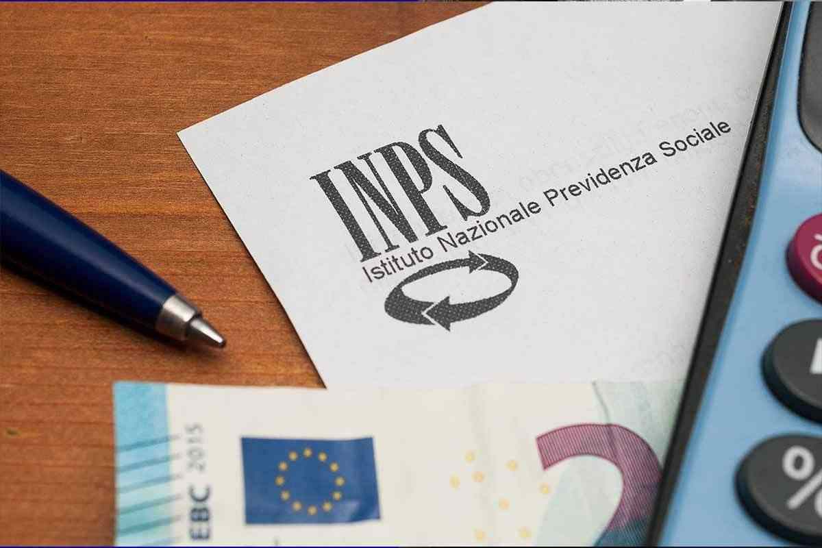 lettera inps con vicino una penna, una calcolatrice e una banconota