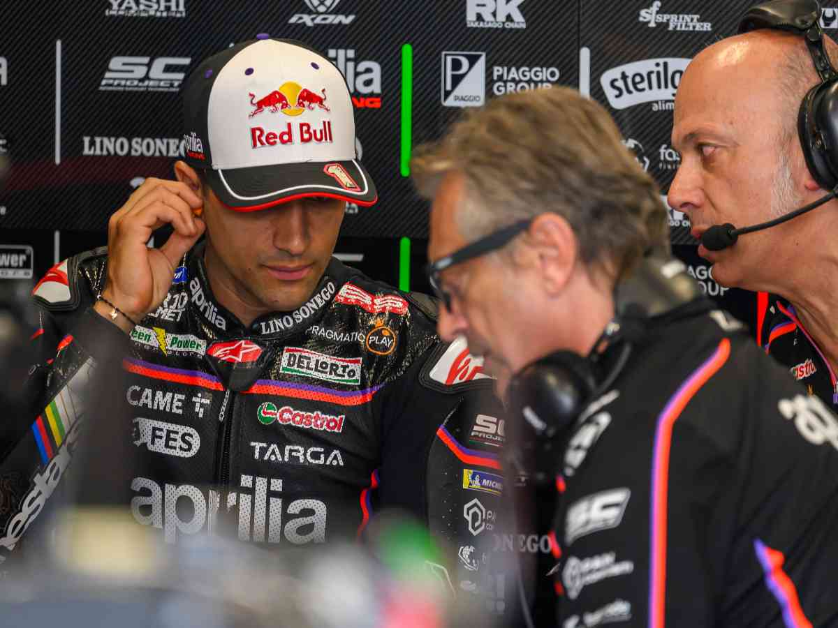 Jorge Martin a colloquio con i tecnici di Aprilia