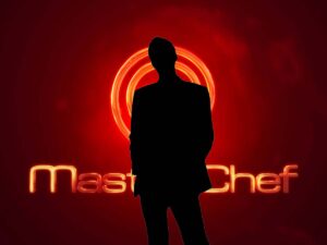 figura nera con dietro il logo di Masterchef