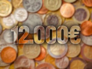 scritta 12.000€ con dietro un mucchio di monete