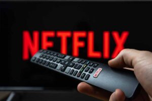 telecomando davanti a una televisione con la scritta Netflix