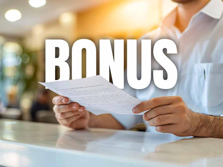 scritta bonus con dietro una persona che tiene un foglio