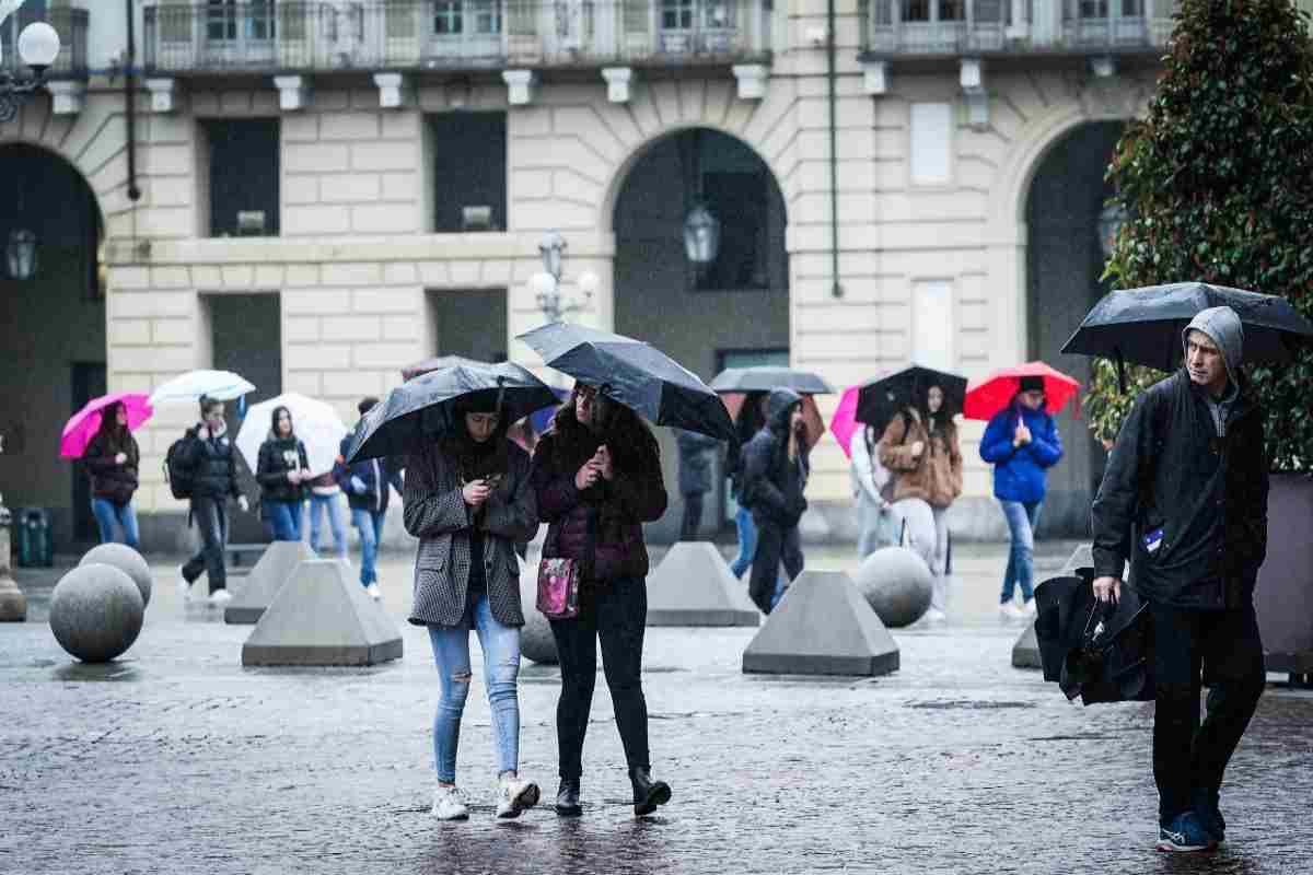 persone con ombrelli aperti