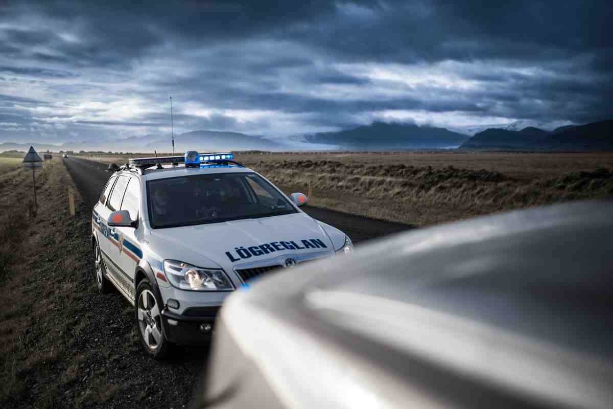 auto polizia che ferma auto