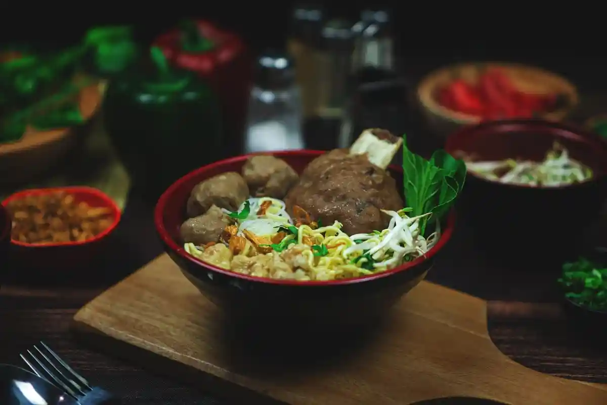 polpette vegetali nel piatto con verdure