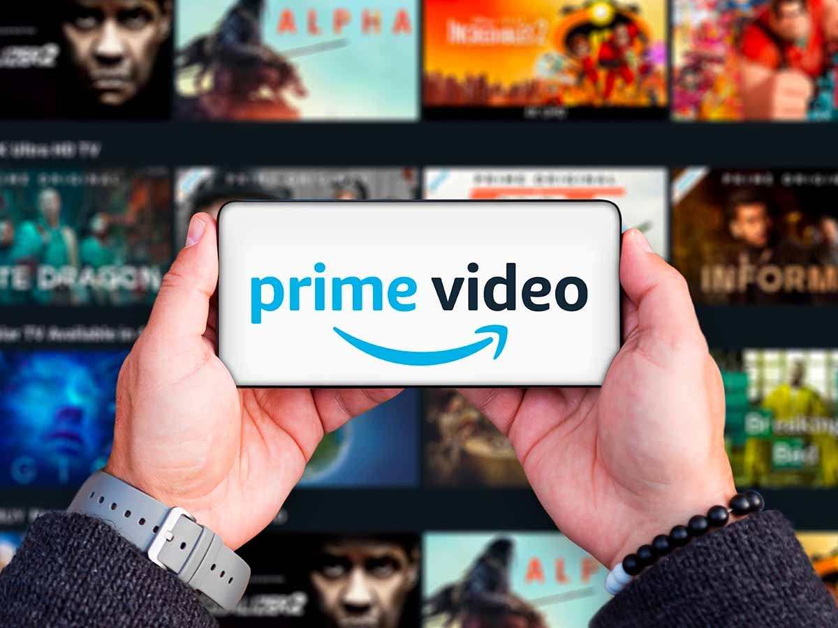 Smartphone tra le mani con logo Prime Video