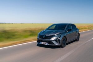 una Renault Clio in strada