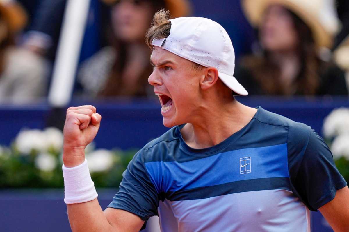 Rune gioca a tennis