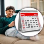 calendario da tavola con dietro un ragazzo seduto sul divano