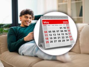 calendario da tavola con dietro un ragazzo seduto sul divano