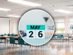 calendario sul 26 maggio con dietro un'aula scolastica