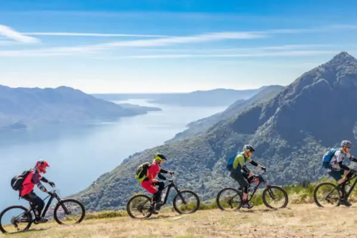 persone in mountain bike