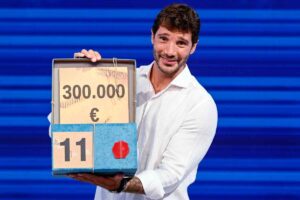 Stefano De Martino e il pacco da 300 mila euro