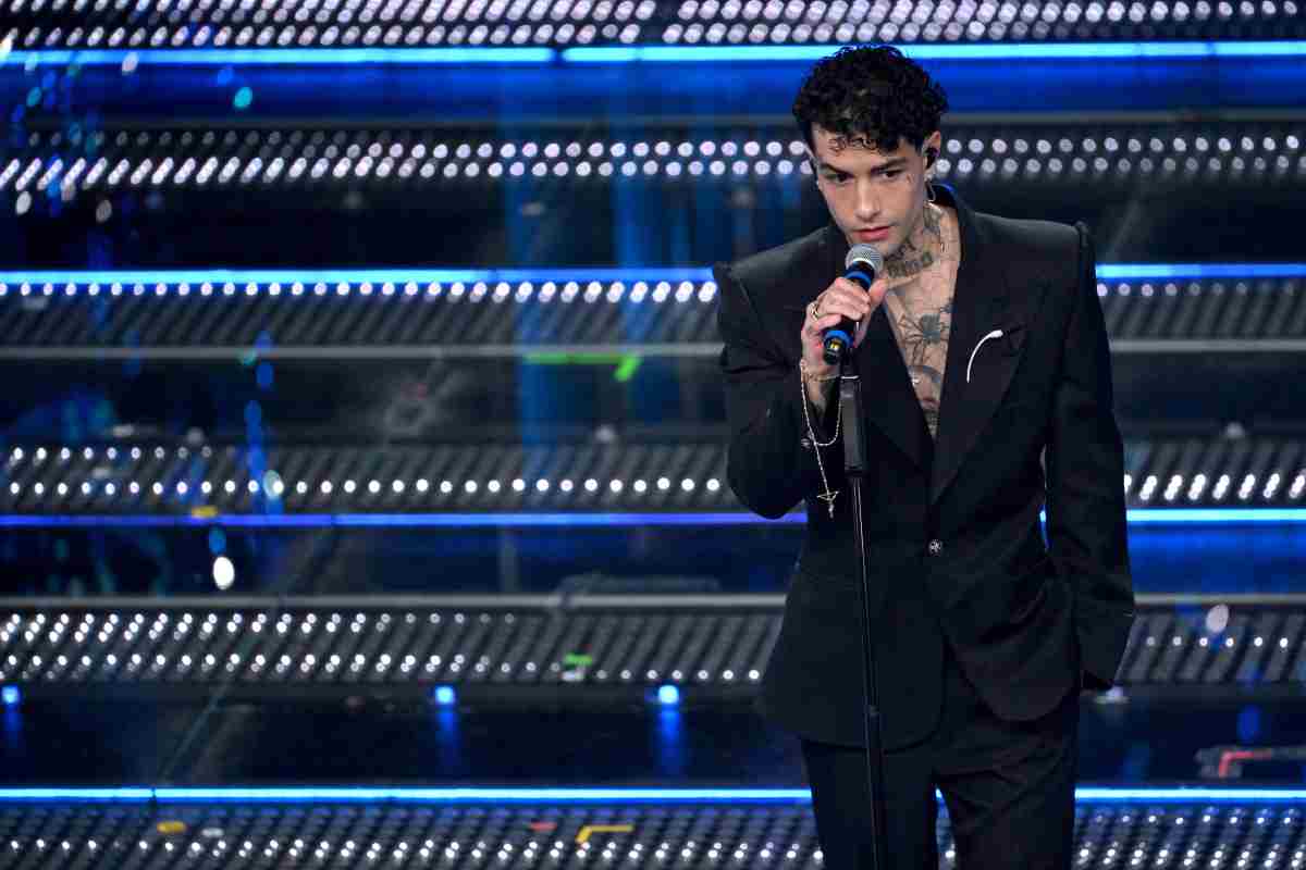 Tony Effe si esibisce al Festival di Sanremo