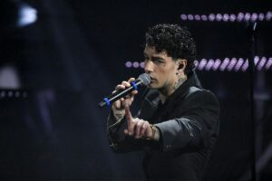 Tony Effe mentre canta al Festival di Sanremo