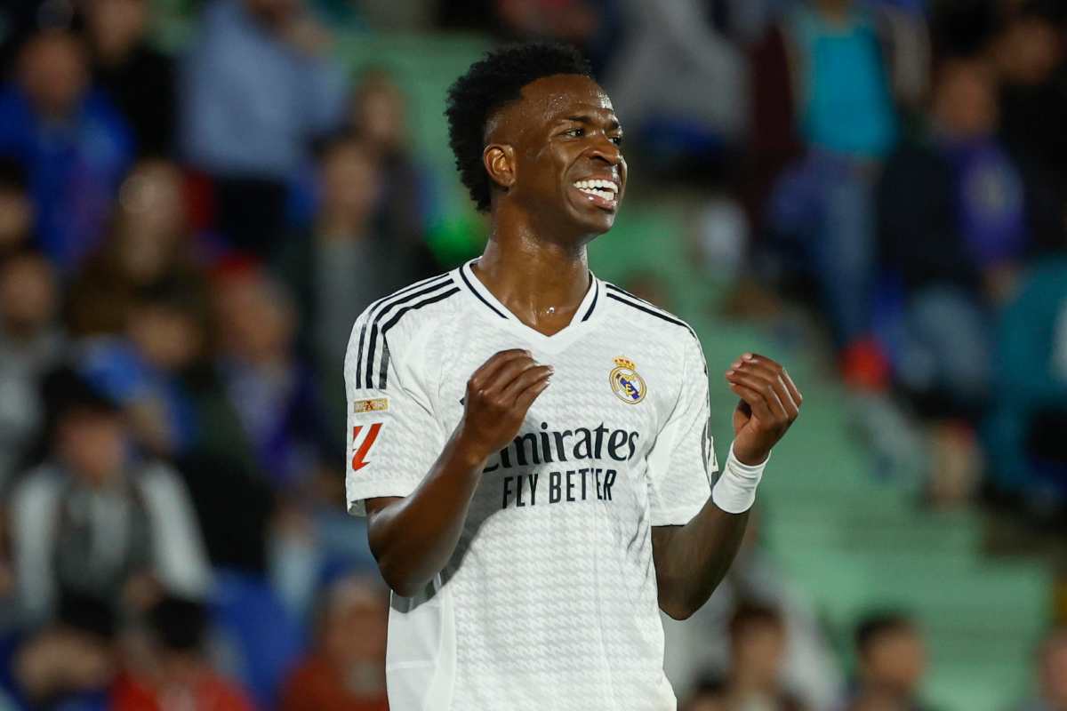 Vinicius sorridente con la maglia del Real Madrid