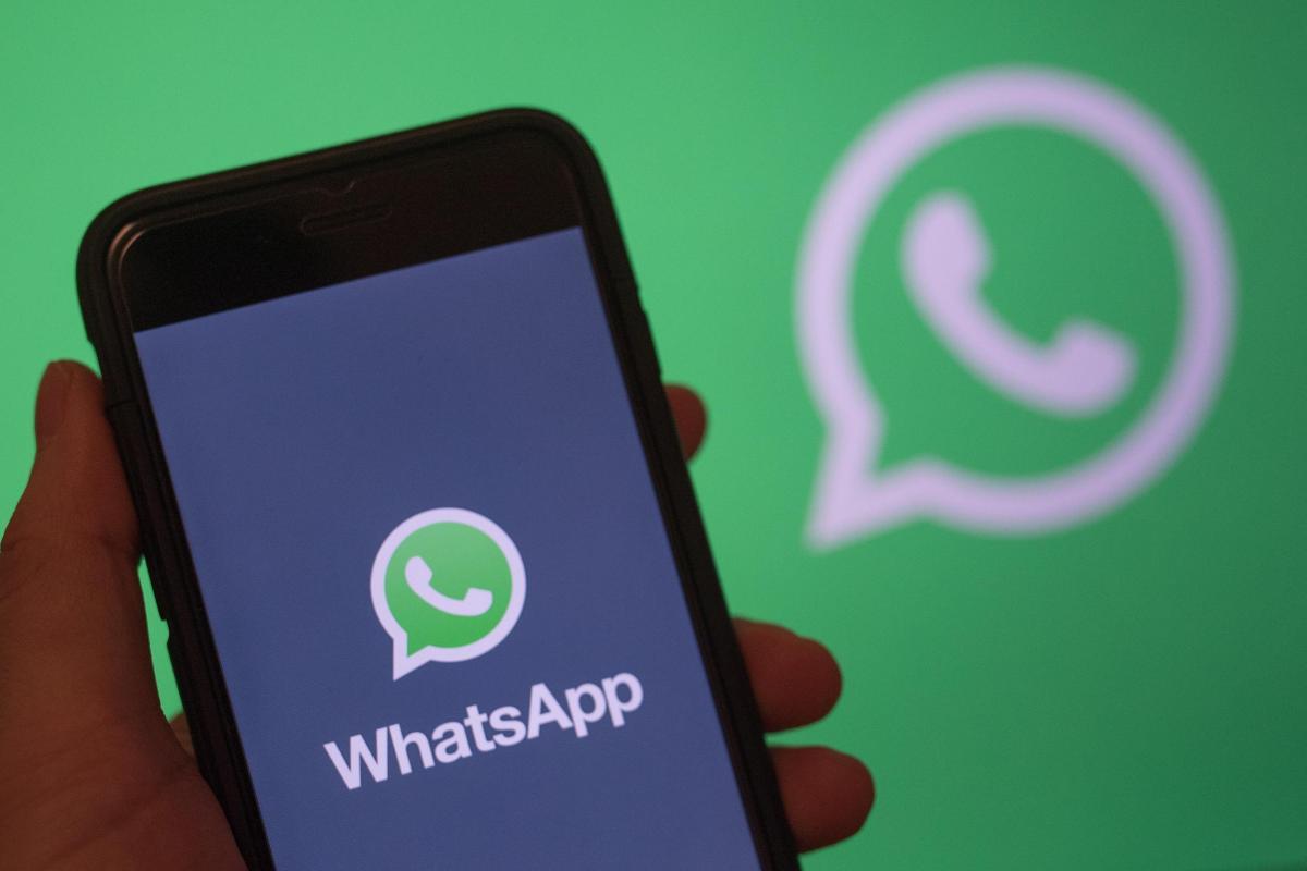 schermata WhatsApp su un cellulare in mano