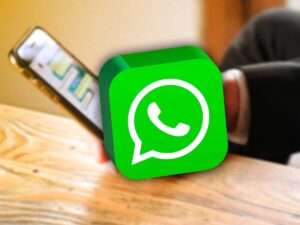 icona di WhatsApp con dietro uno smartphone