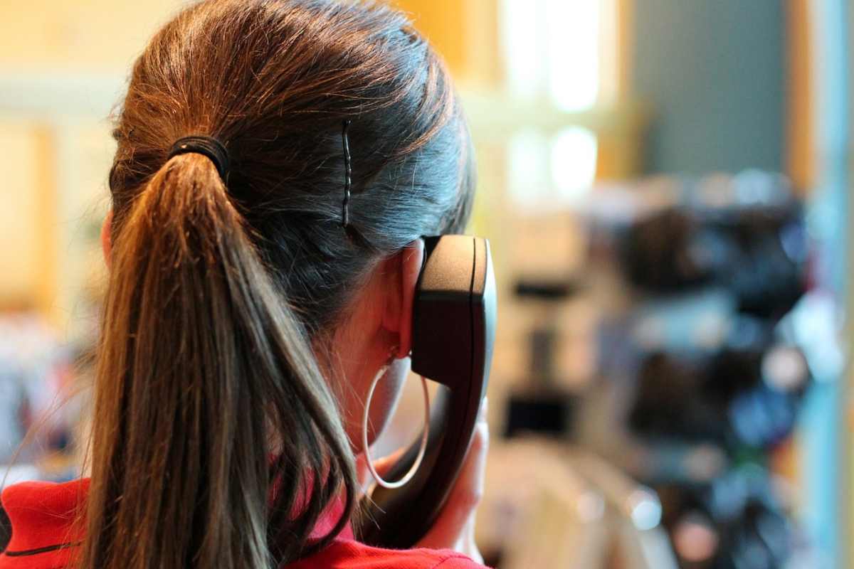 una donna risponde al telefono