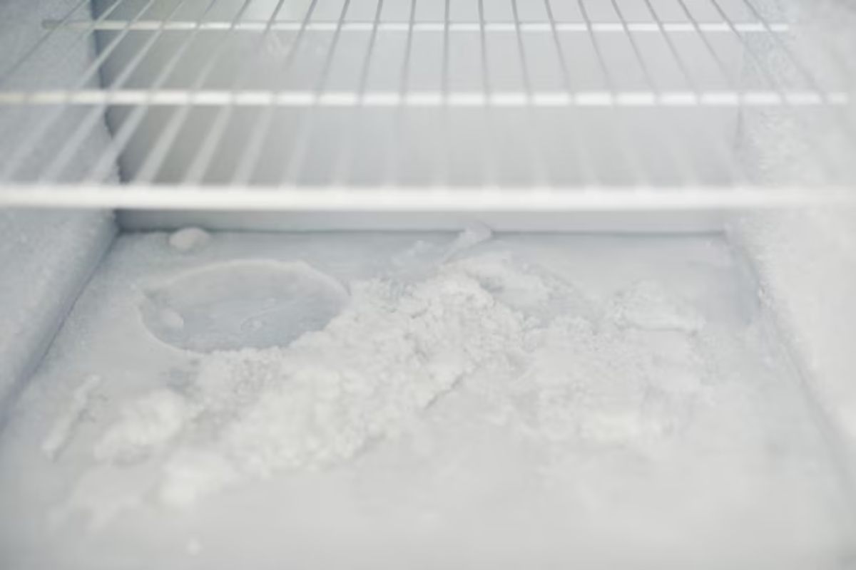 Ghiaccio nel frigorifero: i controlli da fare subito e i comportamenti da non adottare