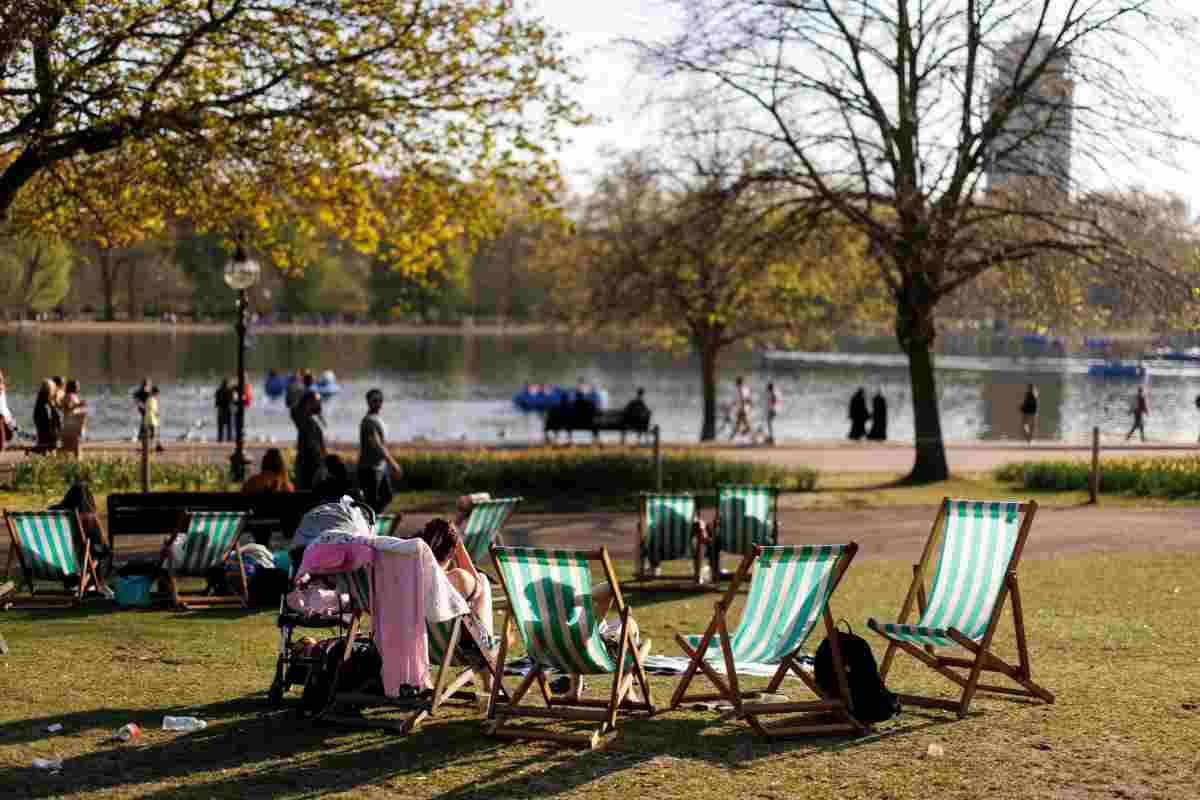 Parco londinese attrezzato con sedie a sdraio