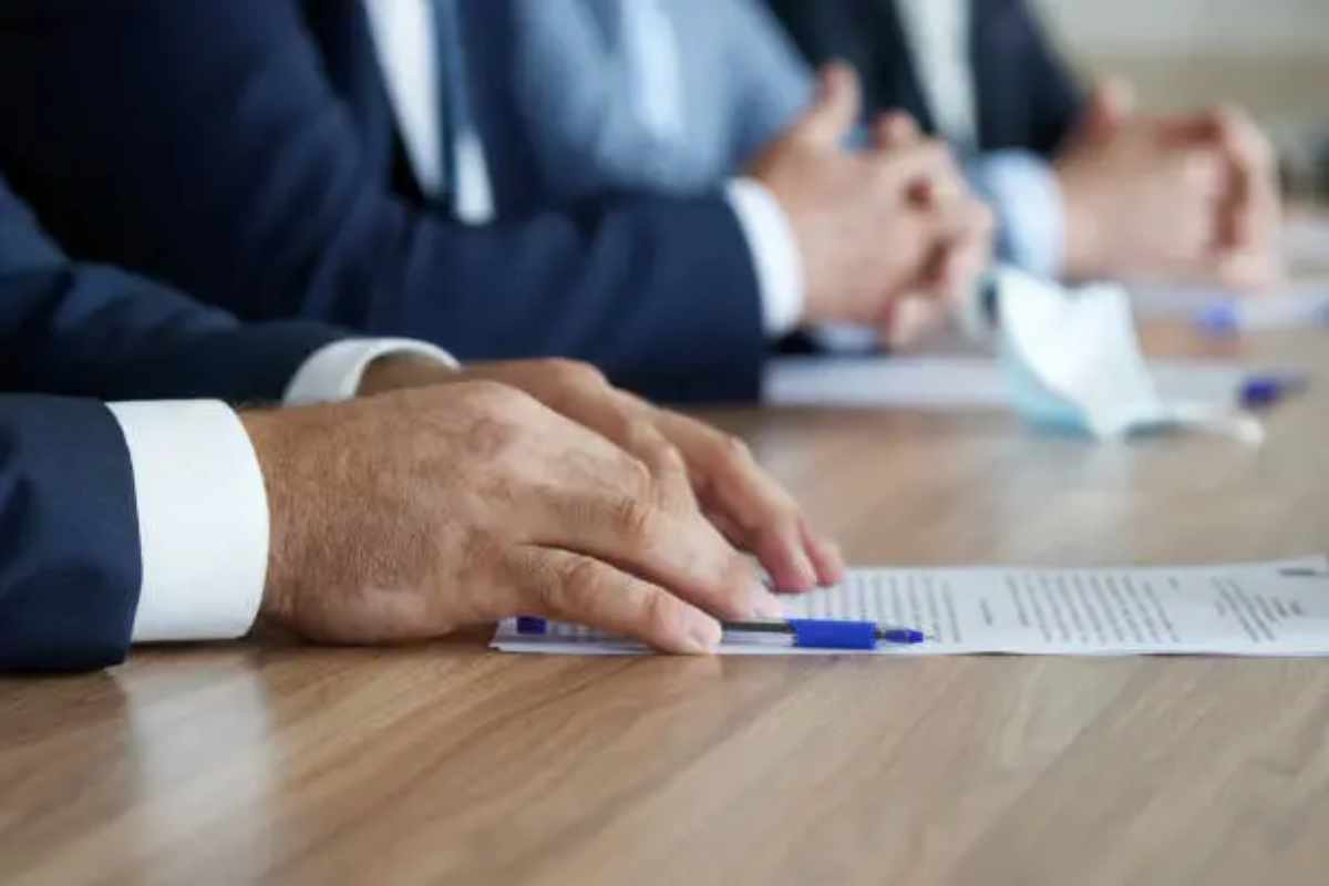mani vicino a documenti