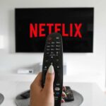 telecomando con davanti una televisione su Netflix