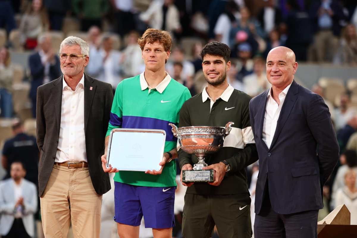 Sinner e Alcaraz alla premiazione al Roland Garros