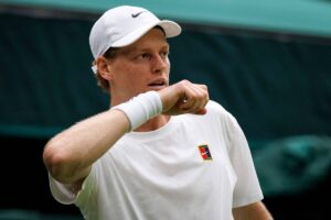 Jannik Sinner si allena a Wimbledon